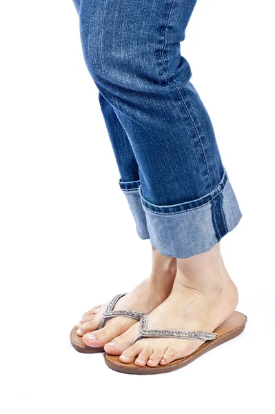 Giyen kadın flip flop ve mavi jeans — Stok fotoğraf