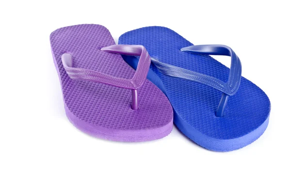 Unpassende Flip Flops isoliert auf Weiß — Stockfoto