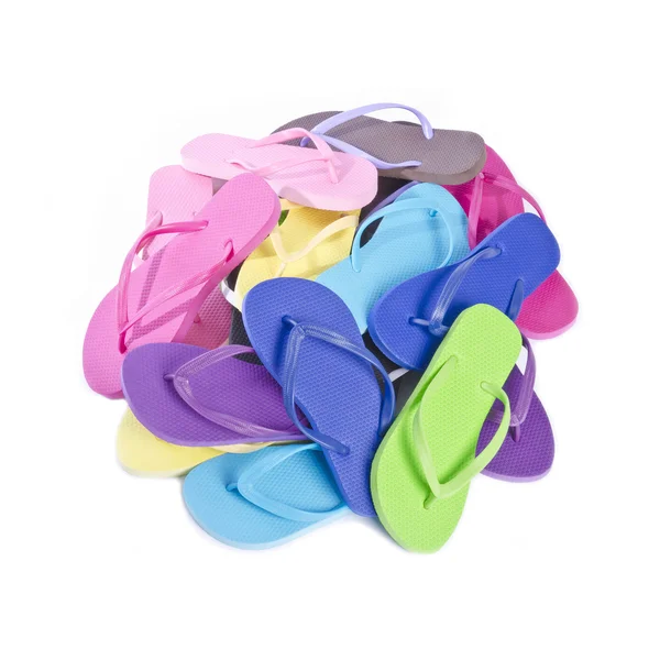 Grote stapel van kleurrijke flip flops geïsoleerd op wit — Stockfoto