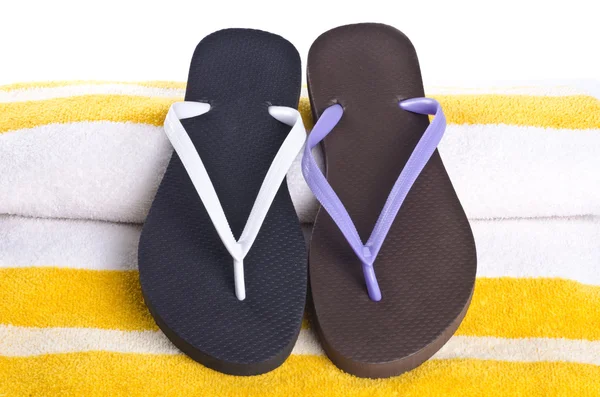 Niet-overeenkomende flip flops geïsoleerd op wit — Stockfoto