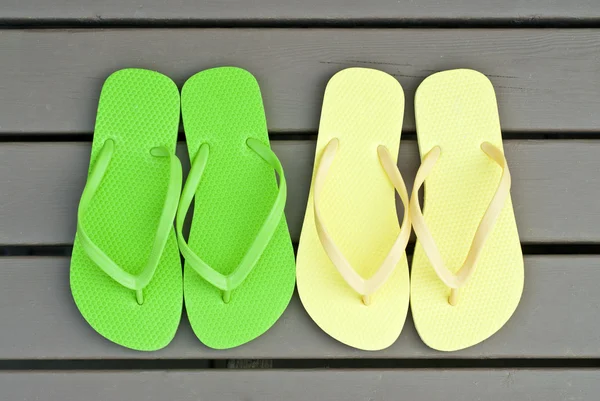 Dos pares de sandalias en la cubierta — Stockfoto