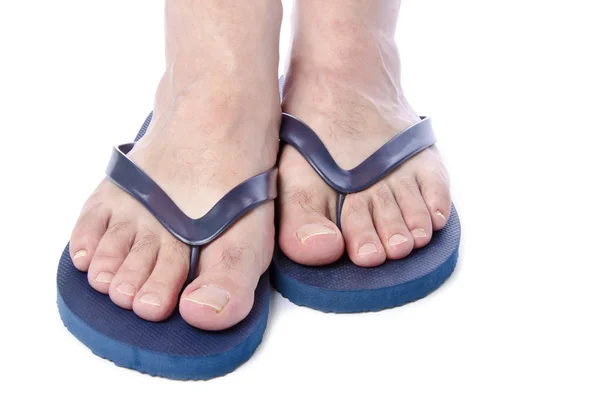 Mannen voeten dragen marineblauw flop flops — Stockfoto