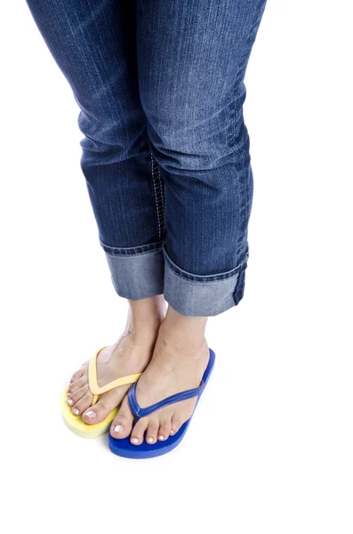 Mulher vestindo calças de ganga azuis e chinelos coloridos — Fotografia de Stock