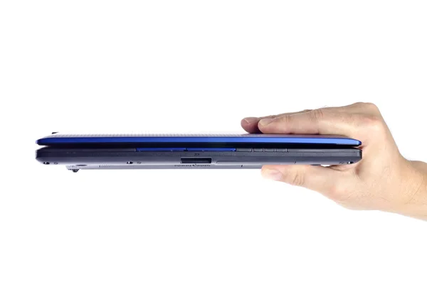 Рука с голубым мини-ноутбуком, изолированным на белом — стоковое фото