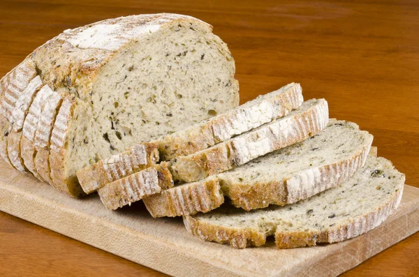 Laib rustikales Kräuter- und Olivenbrot — Stockfoto