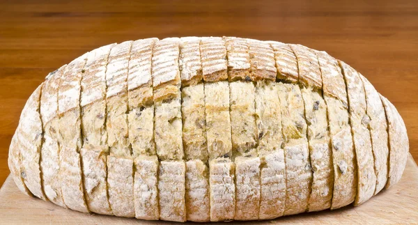 Laib rustikales Kräuter- und Olivenbrot — Stockfoto