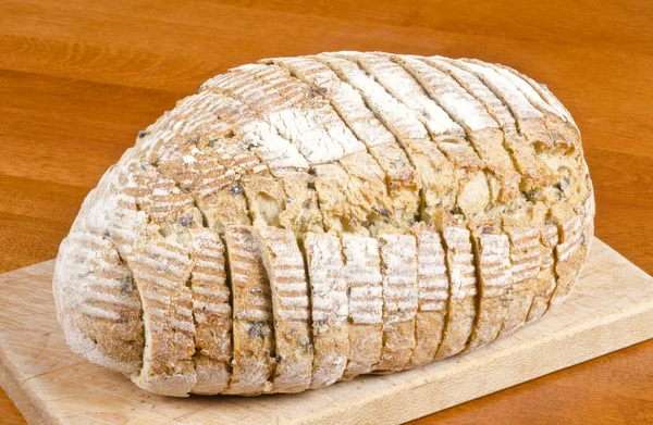 Laib rustikales Kräuter- und Olivenbrot — Stockfoto