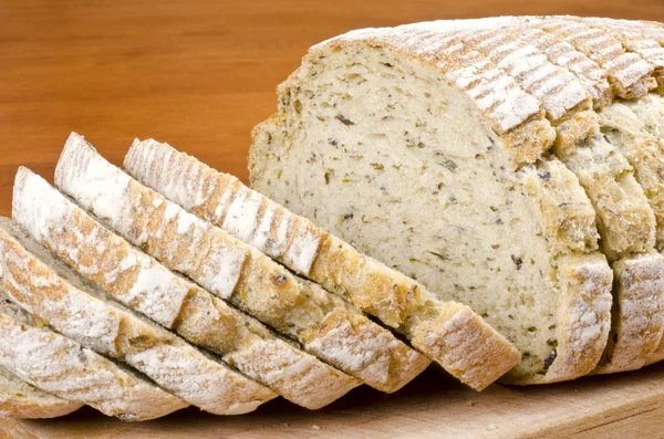 大面包的仿古药草和橄榄面包 — 图库照片