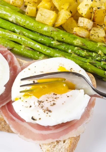 Poached Eggs on Wholewheat Toast Served with Pancetta, Roasted Asparagus — Stock Photo, Image