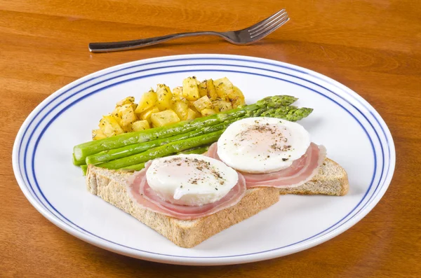 Poached Eggs on Wholewheat Toast Served with Pancetta, Roasted Asparagus and Rutabaga — Stock Photo, Image