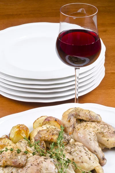 Gallina arrosto di selvaggina e patate guarnite con rametto di timo servito con vino rosso — Foto Stock