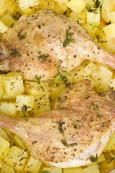 Gambe anatra arrosto con patate e timo — Foto Stock