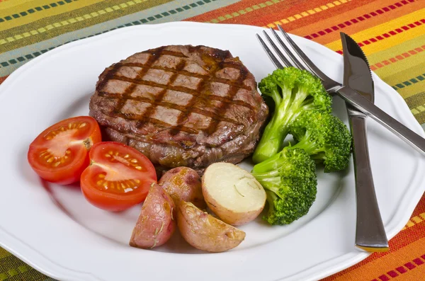 Στα κάρβουνα rib eye steak σερβίρεται με μπρόκολο, πατάτα και την τομάτα — Φωτογραφία Αρχείου