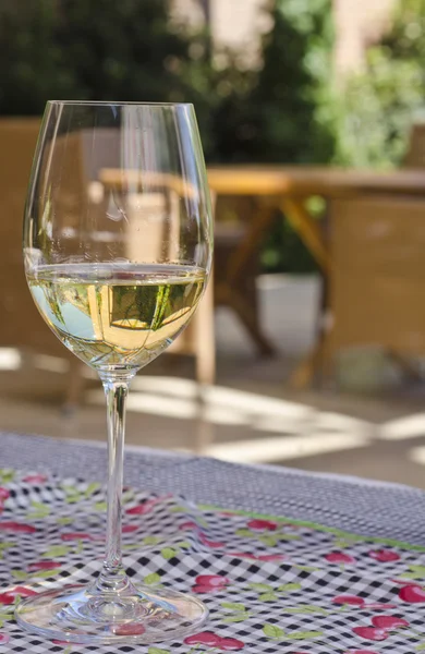 Copo de vinho branco em uma mesa de pátio — Fotografia de Stock
