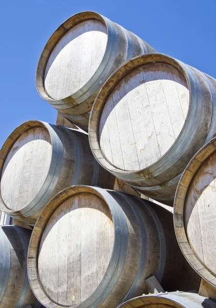 ディープ ブルーの空に対してワイン樽のスタック — ストック写真
