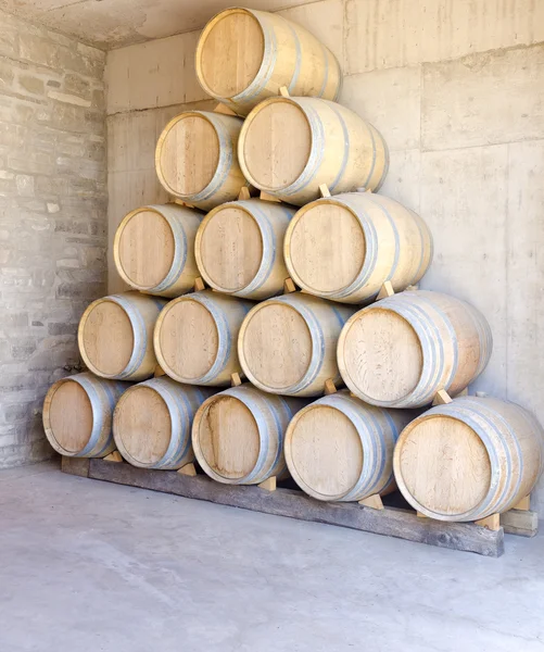 Stapel van wijn vaten — Stockfoto