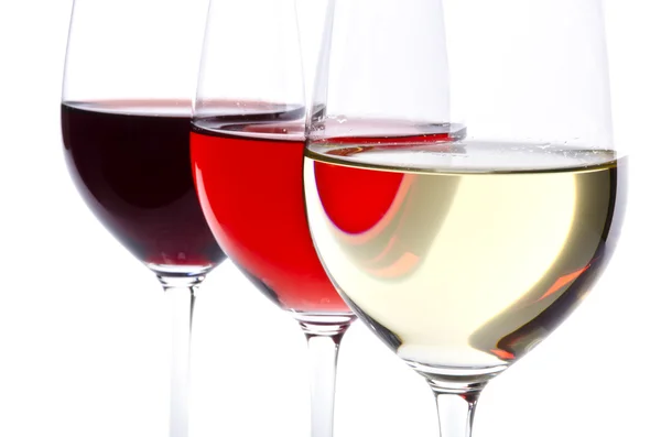 Três taças de vinho cheias de vinho branco, rosé e branco — Fotografia de Stock