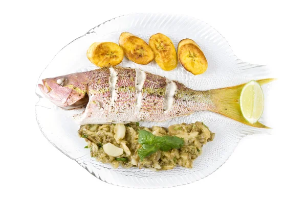Amarelo assado cauda Snapper peixe com frutas e legumes, isolado em branco — Fotografia de Stock