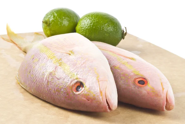 Lucjan surowego żółty ogon ryby i wapna na pokładzie cięcia, na białym tle — Zdjęcie stockowe