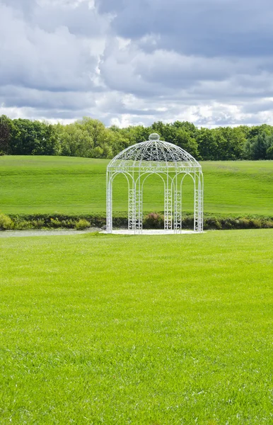 Gazebo blanco junto a un estanque —  Fotos de Stock