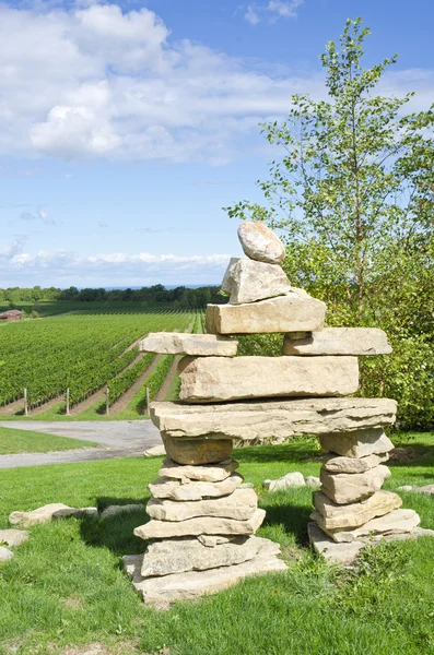 ブドウ園でイヌイット族 inuksuk 立っています。 — ストック写真