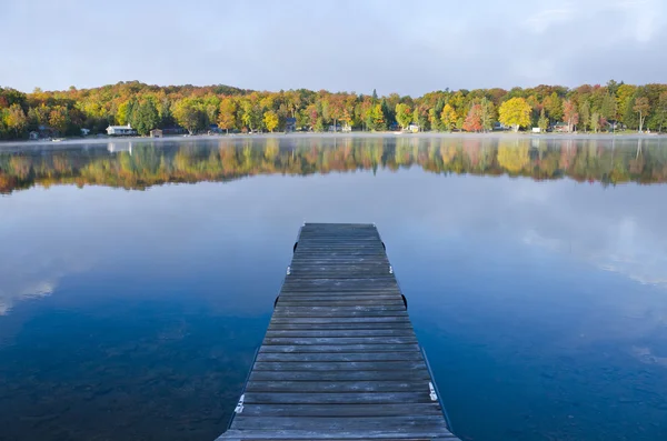 Attracchi su un lago tranquillo in autunno — Foto Stock