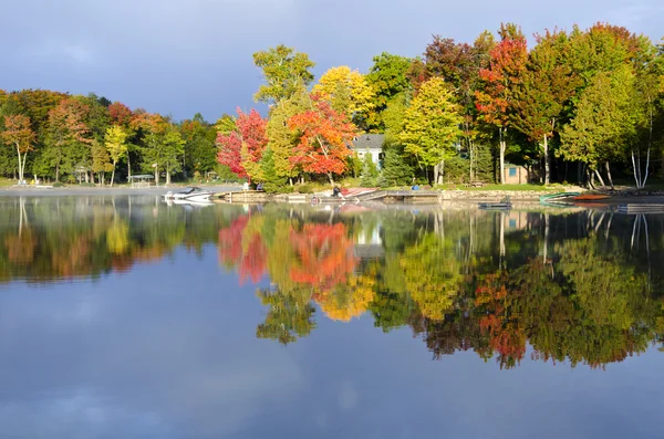 Spiegelungen der Herbstfarben auf einem See — Stockfoto