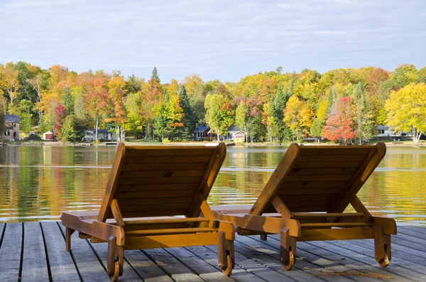 Due poltrone in riva al lago in autunno — Foto Stock