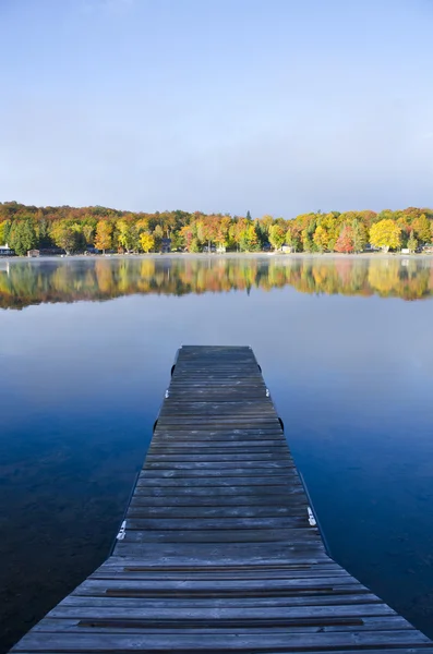 Doki na spokojnym jeziorze jesienią — Zdjęcie stockowe