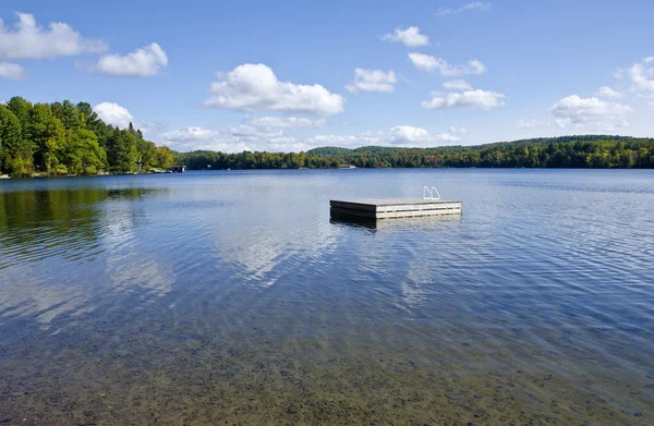 Pływające platformy na jezioro domek wiejski — Zdjęcie stockowe