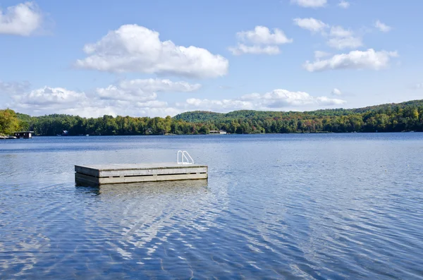 Piattaforma galleggiante su un lago nel paese Cottage — Foto Stock
