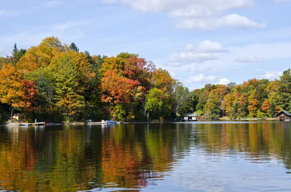 Spadek kolory refleksję nad jeziorem domek wiejski — Zdjęcie stockowe