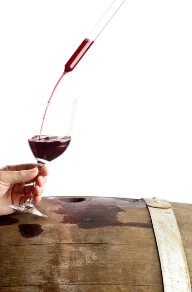 Degustazione di vino rosso da un barile — Foto Stock