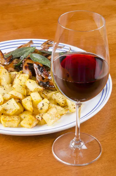 Barbecued Quails with a Glass of Red Wine — Stock Photo, Image
