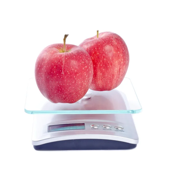 Iki Kraliyet gala elma bir elektronik mutfak ölçekli — Stok fotoğraf
