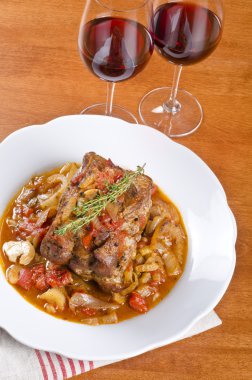 kavrulmuş domuz eti kırmızı şarap ile görev yaptı.