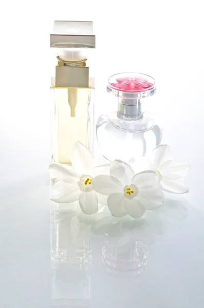 Frascos de perfume y flores de Narciso Volver Lit — Foto de Stock
