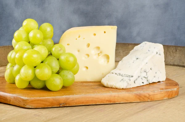 Cheese and Green Grapes — Stock Photo, Image