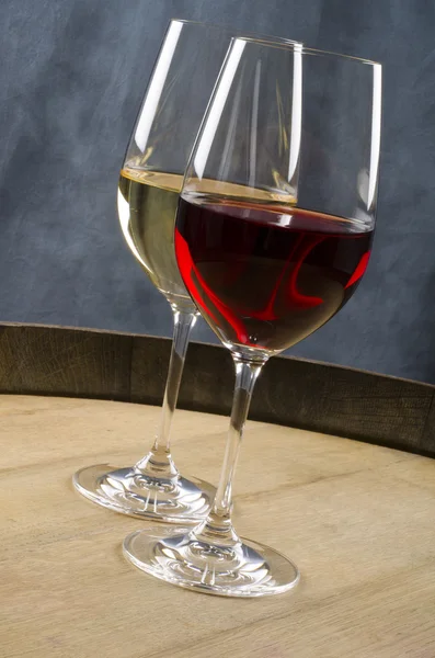 Два бокала вина на бочке — стоковое фото