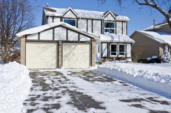 Casa e calçada cobertas com neve fresca — Fotografia de Stock