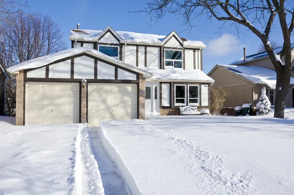 Casa y entrada cubierta de nieve fresca —  Fotos de Stock