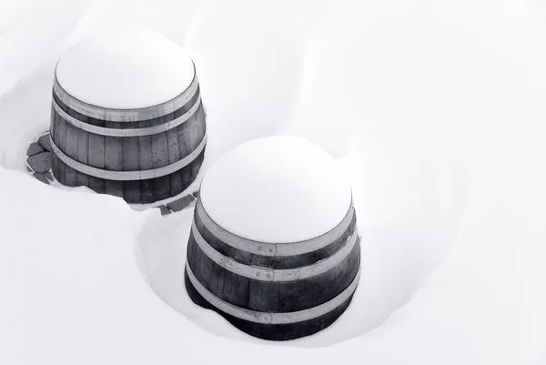 Barricas de vino en la nieve — Foto de Stock