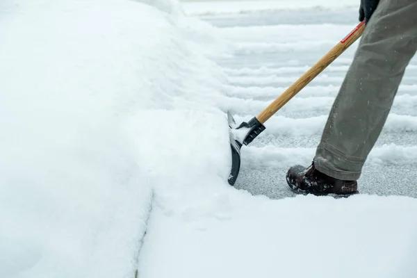 Hombre Quitando Nieve Con Una Pala Camino Entrada — Foto de Stock