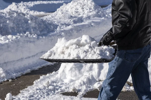 Man Tar Bort Snö Med Skyffel Från Uppfart — Stockfoto