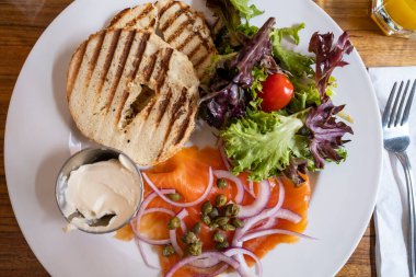 Somon, kapari ve krem peynirli Montreal Bagel.