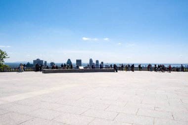 Royal Terrace Dağı 'ndan Montreal' e bakan insanlar 