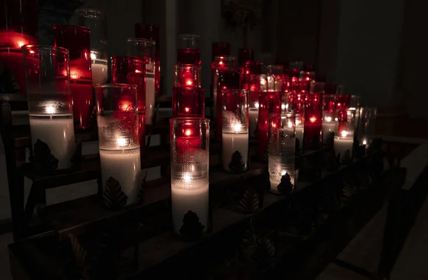 Rode Witte Kaarsen Brandend Helder Een Christelijke Kerk — Stockfoto