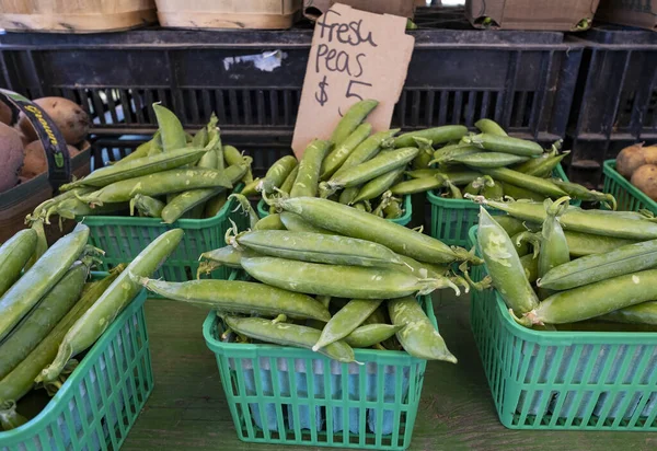 Cesti Piselli Dolci Freschi Vendita Mercato Agricolo Lato Strada — Foto Stock