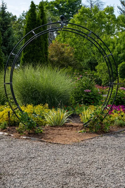 Giardino Curato Con Ingresso Circolare — Foto Stock