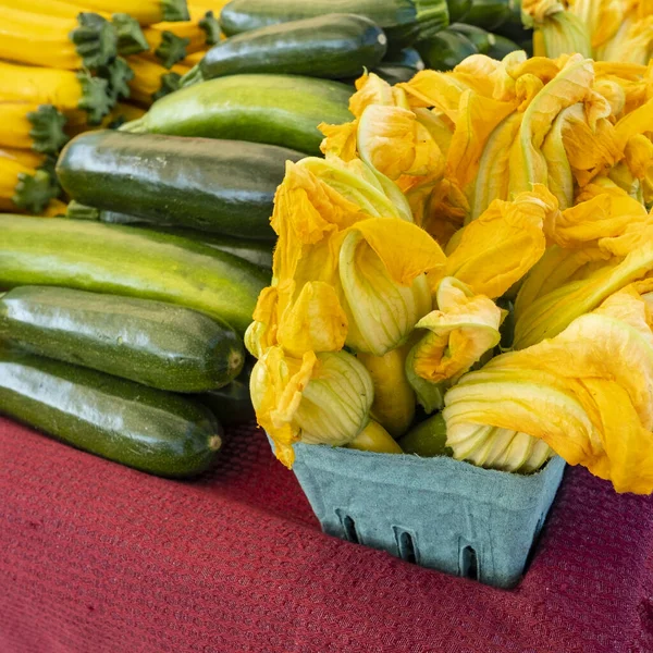 Piles Yellow Green Zucchini Zucchini Flowers Sale — Stok fotoğraf